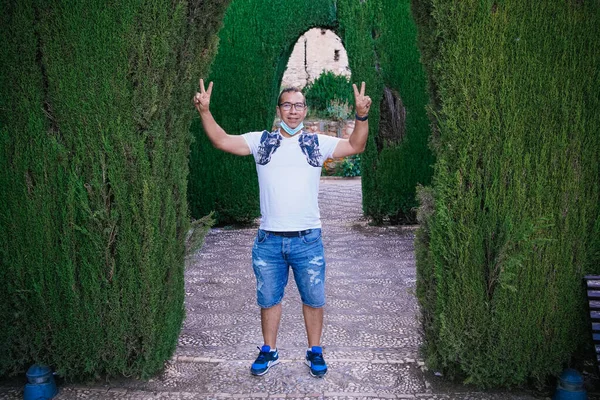 Retrato de um homem animado levantando braços — Fotografia de Stock