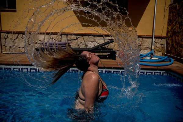 Caucasian woman flips hair in turquoise waters — стокове фото
