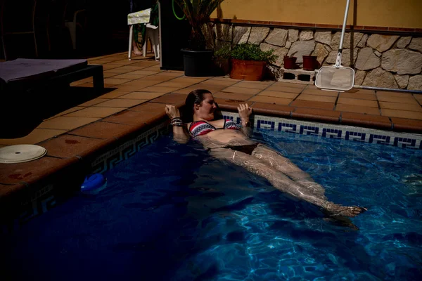 Mujer relajante en piscina flotante —  Fotos de Stock