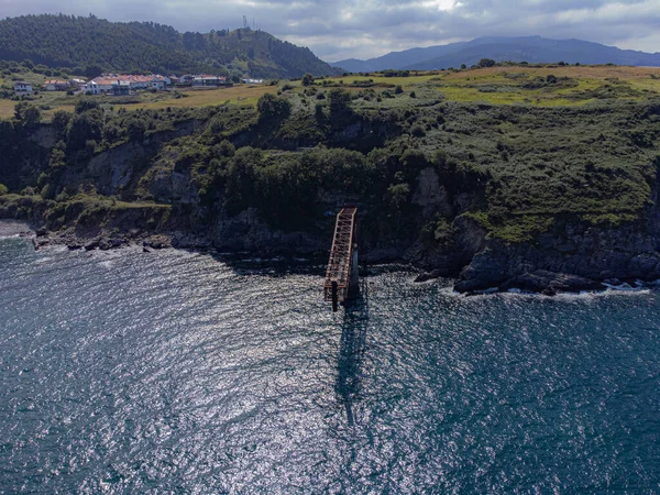 Vista aérea con dron del antiguo muelle de carga de mineral abandonado —  Fotos de Stock