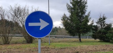 İzin verilen yön işaretleri, trafik işaretleri.