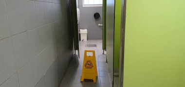 Sarı uyarı işareti. Uyarı. Halka açık bir alanda mermer zemin ıslak..