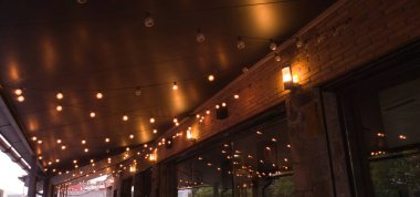 Işıklarla dolu bir terasta kırık efekt.