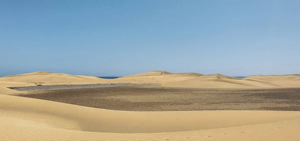 Rötliche Sanddünen auf Gran Canaria. — Stockfoto