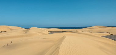 Gran Canaria adasındaki kırmızı kum tepeleri.