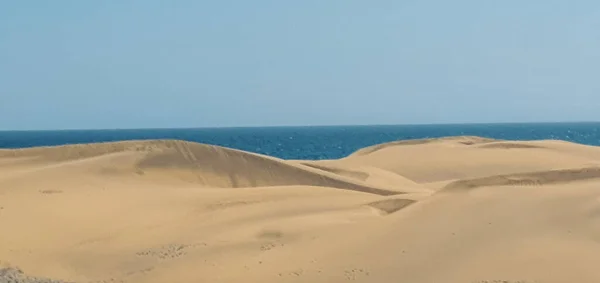 Dunas de areia avermelhadas na ilha de Gran Canaria. — Fotografia de Stock