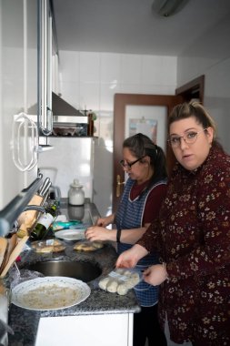 Büyük anne kızına yemek yapmayı öğretiyor.