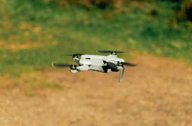 Hareket eden pervanelerle uçan drone dağları
