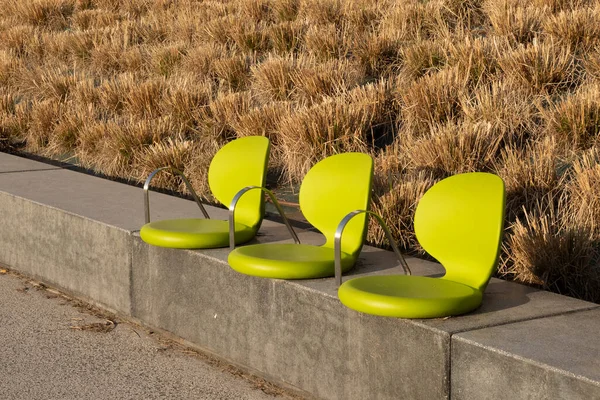 通りの歩道上の3つの椅子のクローズアップ — ストック写真
