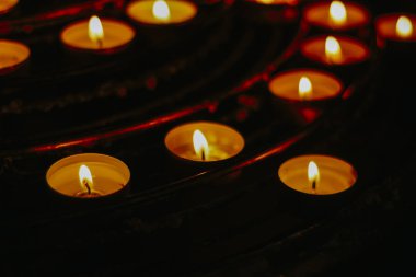 Masanın üzerinde yanan küçük mumlar.