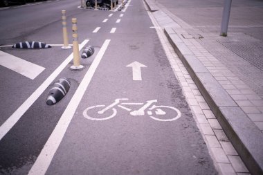 Şehir merkezinde tek yönlü bisiklet yolu var.