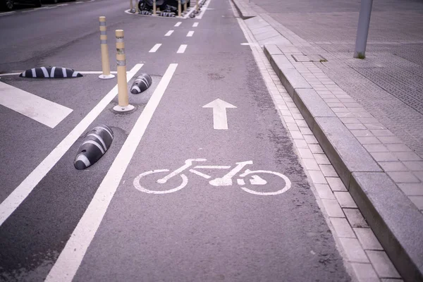 Enkelriktad cykelväg genom stadens centrum — Stockfoto