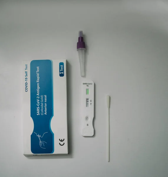 Covid-19 snelle test met een negatief resultaat voor het virus — Stockfoto