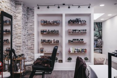 Kuaför güzelliği ve estetik merkezi, güzel görünmek için güvenilir bir yer.