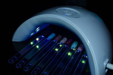 Açığa çıkmak için farklı renk tonlarına sahip tırnak kalıpları