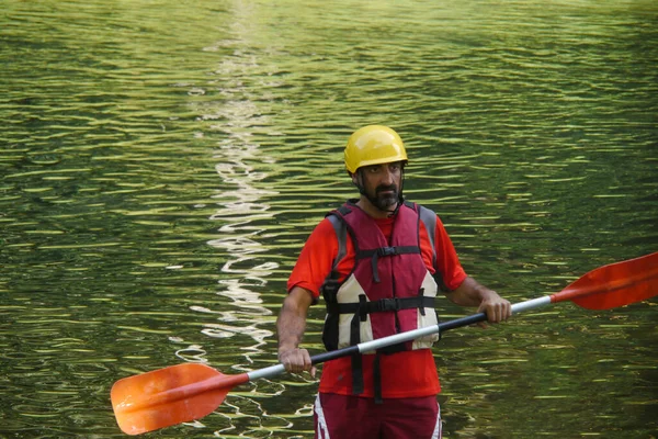 Adventure Man Una Canoa Legno Sta Remando Nell Oceano Drammatico — Foto Stock