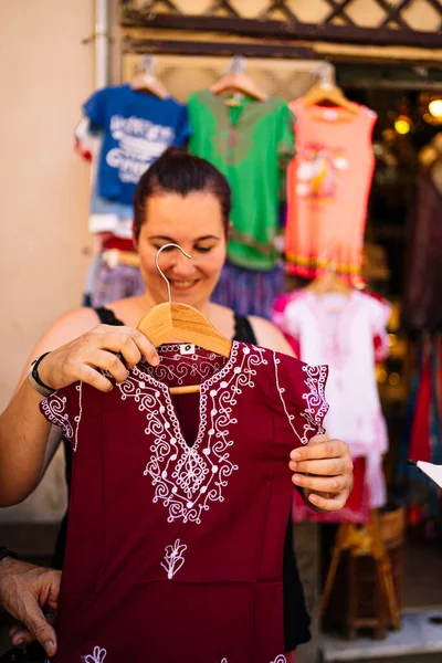 Young Woman Showing Clothes Street Market Stock Photography — Stock Photo, Image