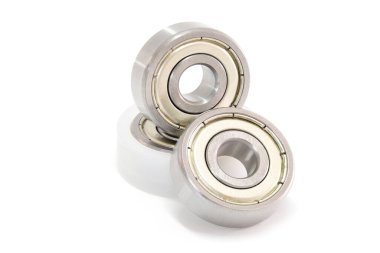 Beyaz zemin üzerinde izole edilmiş makine endüstrisi için paslanmaz metal silindirli top