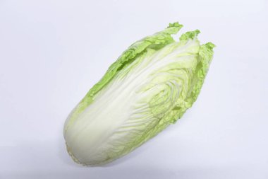 Çiğ salata diyeti, Çin sebzesi lahanası, beyaz arka planda izole edilmiş.