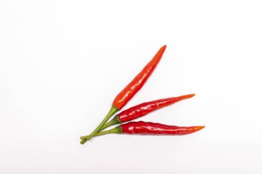 Kırmızı kırmızı kırmızı biber beyaz arka planda izole edilmiş. yakın plan