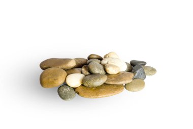 Beyaz arkaplanda düz beyaz, kahverengi ve siyah taşlar yığını. 