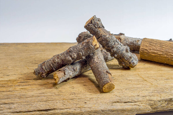 Сосновые бревна деревянные на заднем плане, крупным планом сложены дрова в домашнем винте