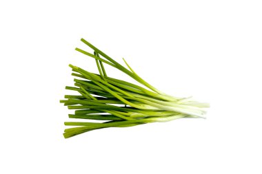 Beyaz arka planda izole edilmiş taze taze taze soğan yığını.