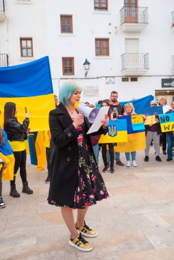 Estepona, Endülüs, İspanya - Mart. 05, 2022. Protestocular, Rus saldırısına karşı Ukrayna 'yı desteklemek için toplandılar. Savaş karşıtı gösteri. Kadın hoparlörle hoparlör yapıyor..