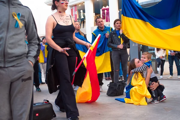 Estepona Andalusie Španělsko Březen 2022 Protestující Shromažďují Podporu Ukrajiny Proti — Stock fotografie zdarma