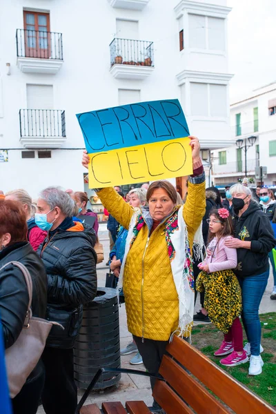 エステポナ アンダルシア スペイン 2022年5月5日 プロテスタントはロシアの攻撃に対してウクライナを支持して集会を開く 反戦デモ 女は旗を持っている Close Sky  — 無料ストックフォト