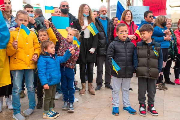 Estepona Andalusië Spanje Maart 2022 Demonstranten Protesteren Tegen Russische Agressie Stockafbeelding