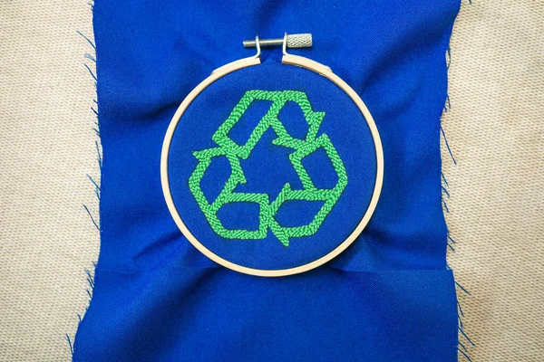Vue Dessus Panneau Vert Brodé Recyclage Sur Tissu Bleu Dans — Photo