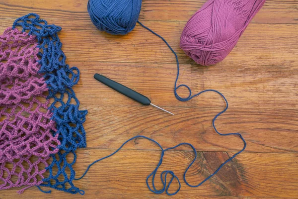 Bovenaanzicht Van Onvoltooide Haak Progect Netto Van Lila Blauwe Kleuren — Stockfoto