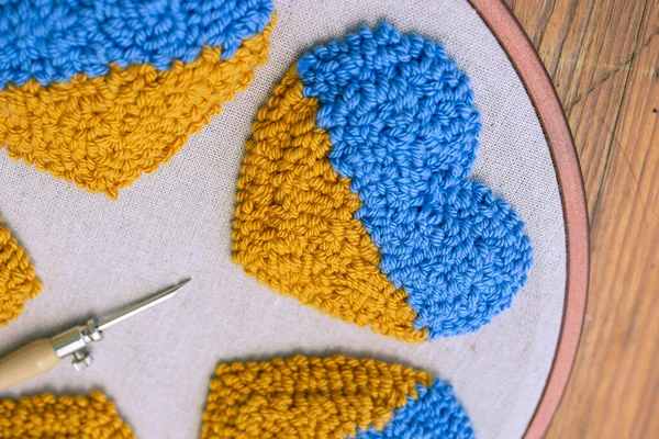 Primer Plano Del Corazón Bordado Con Aguja Perforadora Colores Azul — Foto de Stock