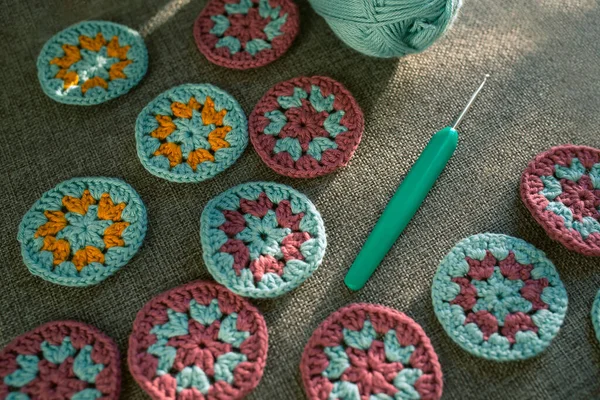 Closeup Círculos Crochê Gancho Com Visão Parte Novelo Algodão Tecido — Fotografia de Stock