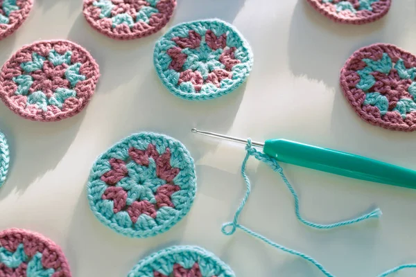 Closeup Crochê Gancho Tricot Com Corrente Começou Pequenos Motivos Círculo — Fotografia de Stock