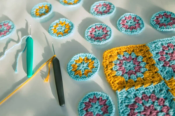 Vista Lateral Crochê Multicolorido Padrões Dois Ganchos Com Correntes Crochê — Fotografia de Stock