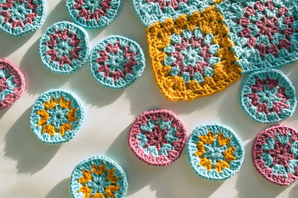 Closeup Motivos Crochê Texturizado Forma Redonda Quadrada Superfície Branca Luz — Fotografia de Stock