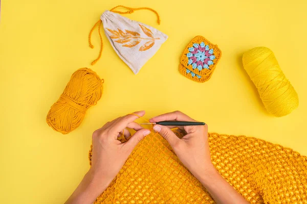 Top View Woman Hands Crochet Hook Unfinished Piece Crochet Net — Foto de Stock