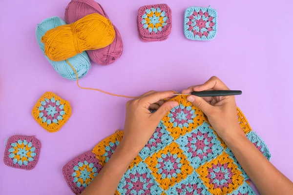 Top View Hands Crocheting Multicolored Granny Squares Afghan Light Violet Rechtenvrije Stockafbeeldingen