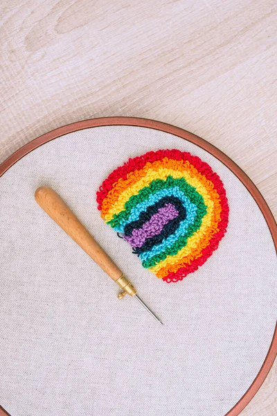 Draufsicht Des Stickrahmens Mit Einem Sperrigen Regenbogen Hergestellt Einer Technik — Stockfoto