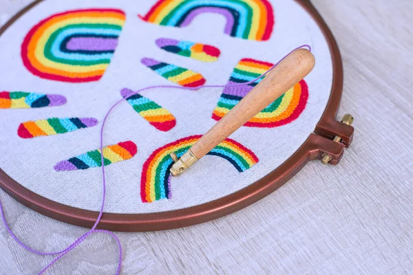 Vista Laterale Dell Ago Perforazione Appuntato Tessuto Con Arcobaleno Ricamato — Foto Stock