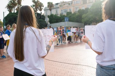 Malaga, Endülüs, İspanya - 22 Ekim 2022. Ellerinde bayrakları olan iki kadın..