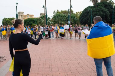 Malaga, Endülüs, İspanya - 22 Ekim 2022. Meydanda Protestanlar ve Ukrayna bayrağına sarılmış bir hoparlör.