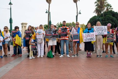 Malaga, Endülüs, İspanya - 22 Ekim 2022. Meydanda pankartlı Protestanlar.