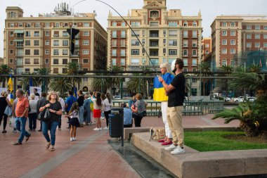 Malaga, Endülüs, İspanya - 22 Ekim 2022. Bir adam çubuğa bağlı nükleer füze kopyası tutar, baypas edenlerin başlarının üstünde. Performans.