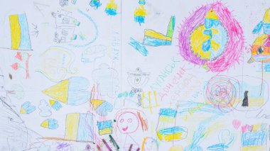 Malaga, Endülüs, İspanya - 22 Ekim 2022. Ukrayna sembolikleriyle dolu kağıtta çocuk resimleri var..