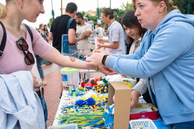 Malaga, Endülüs, İspanya - 22 Ekim 2022. Ukrayna sembolikleriyle bağış pazarı.