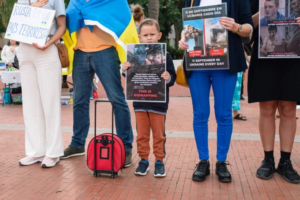 Малага Андалусия Испания Октября 2022 Года Мальчик Знаменем Очереди Протестующих — стоковое фото