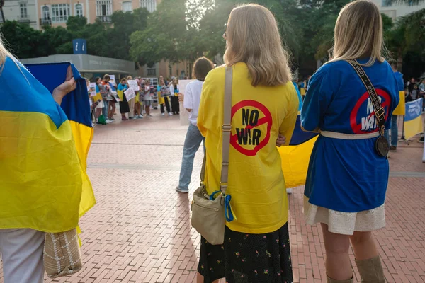 スペインのアンダルシア州マラガ 2022年10月22日 黄色と青のTシャツを着た2人の女性の背中に戦争の兆候はありません — ストック写真